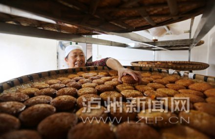 泸州：手工制作月饼近30年 每日最多只卖1500个