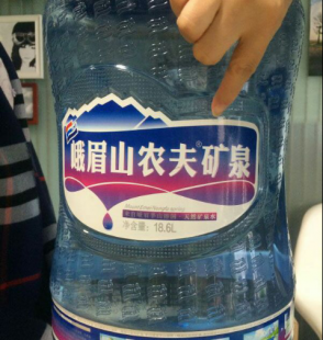 成都惊现农夫矿泉 农夫山泉：不是我们公司产品