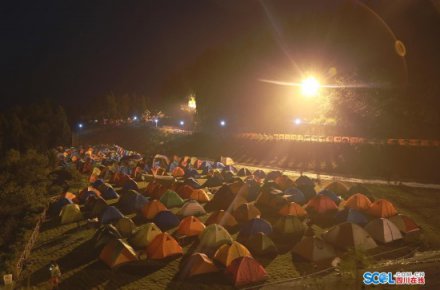 <b>华蓥山音乐帐篷节 五彩帐篷扮靓山</b>