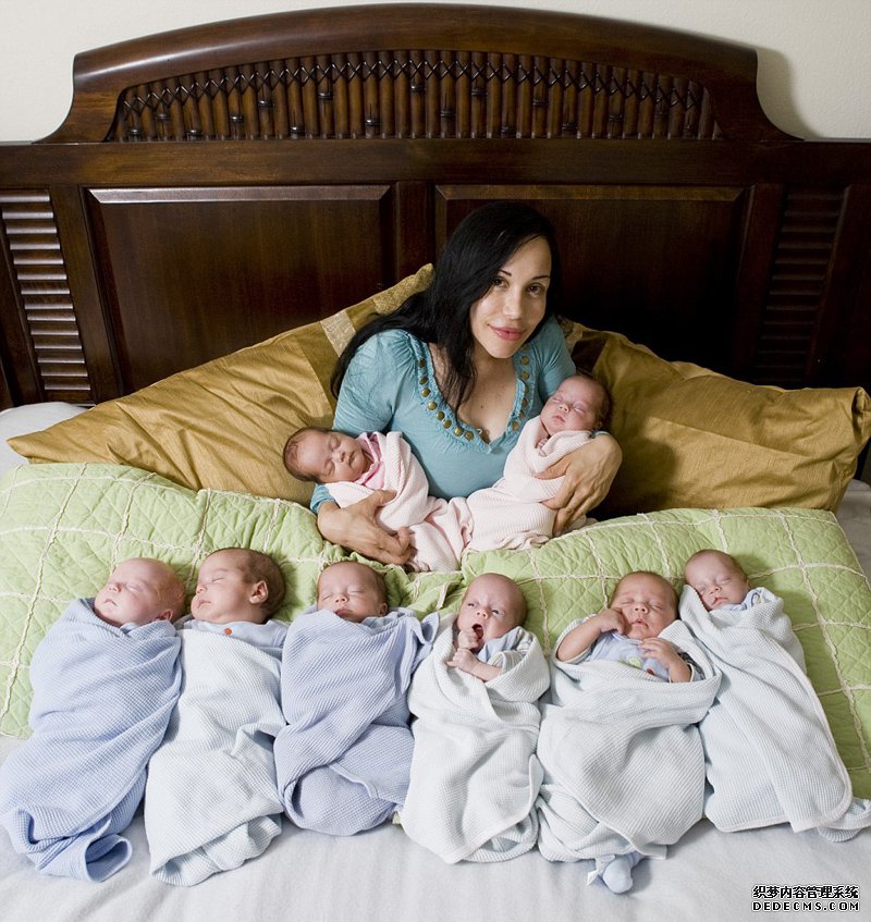 如今，纳塔莉和她的孩子们幸福地生活在一起。照片中，他们或拿着水果、或坐在车里望着镜头开心地笑着。还有一张照片格外引人注意，纳塔莉躺在床上，怀抱着两个婴儿，而纳塔莉的身下还整齐地摆放了6个婴儿，一家9口其乐融融。
