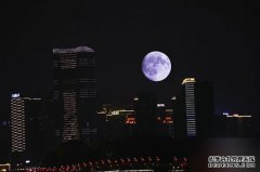 超级大月亮现身美似画卷