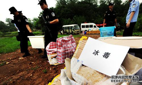 2011年6月21日，江苏警方在南京浦口区一偏僻山凹处公开销毁2007至2009年度缴获的近800公斤毒品，黑市价值超过1个亿。