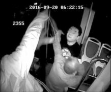 公交司机不抢黄灯 男乘客脾气暴躁提伞就打
