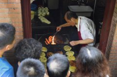 上海驼背老伯做饼34年惊动BBC 涉无证经营被停业