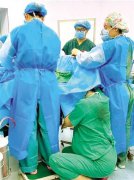 点赞：7个月身孕护士跪地托举胎头半小时 术后累瘫地上