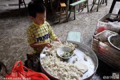 “我自己就能把活干完” 8岁留守娃一天包上万个馄饨