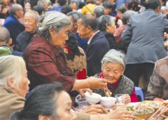 四川郫县唐昌镇先锋村：重阳敬老 连续7年办坝坝宴