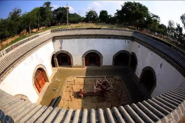 【奇闻】中国有个神秘的村庄，村民在地下住了4000年!