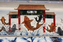 农民画家手绘墙画装点美丽乡村