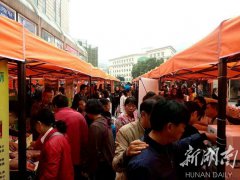 全国扶贫日：湖南电商扶贫特产展销活动在通程麓山商业广场举行