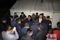 青海杂多：地震震中房屋裂缝严重 民众搬入帐篷过夜