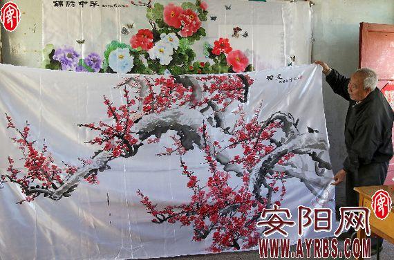 安阳年过古稀老人推陈出新 在丝绸上泼墨作画 