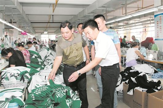 楚天都市报讯 图为：湖北宏威化纤实业有限公司累计从黄梅农商银行获得3.7亿元信贷，从小作坊发展成年产值超过3亿元的大企业。图为宏威工人正在生产车间忙碌