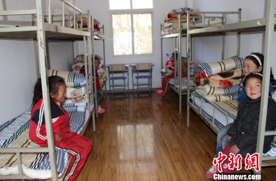 课间在寝室休息的学生们。　叶强平 摄
