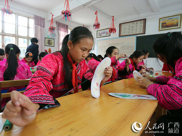2016年11月1日，学校开设的民族工艺刺绣课深受女童班学生的欢迎