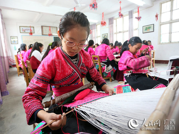 2016年11月1日，广西桂林市龙胜各族自治县泗水乡泗水小学女童班的学生在学习民族工艺刺绣