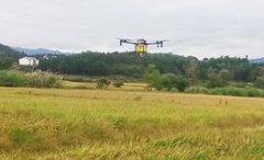 江西浮梁县农民用上新科技 首架植保无人机试飞