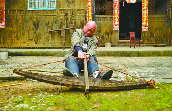 原文配图：天柱县远口镇潘寨村61岁的苗族村民吴展武，生长在“猎户世家”。至今，在他的家中仍保存着祖辈流传下来的专门打老虎的3张“百年巨弩”及一些猎户用具。在外人看来，可以说是“不可多见的文物”。