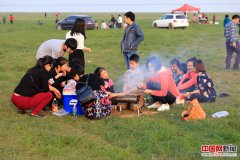 鄱阳湖提前进入枯水位 市民蜂拥赏花海