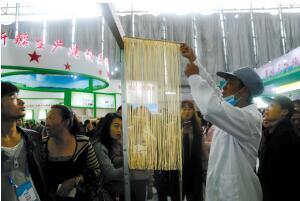 农交会尝美食看稀奇买土特产 国际会展中心热闹堪比“双十一”