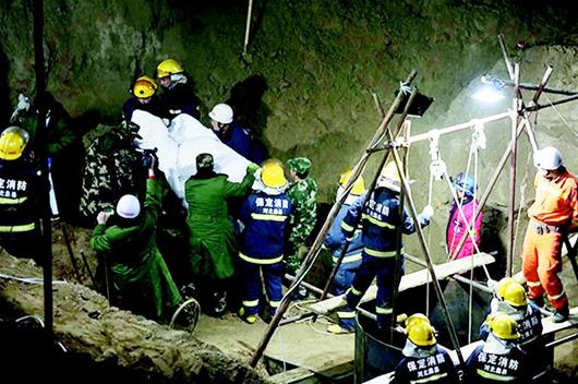 楚天都市报讯 图为：医护人员从井里抱出男童