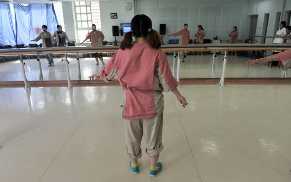 精神病人在北京回龙观医院接受舞蹈治疗
