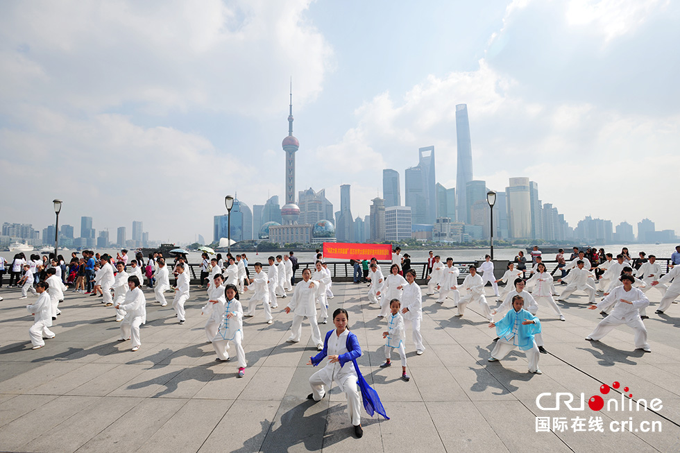 陈佳带领学员们上海外滩习拳