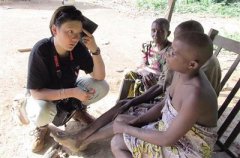 重庆江北女孩独闯非洲原始部落 学当地人吃虫子和白蚁