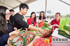 江西赣南土特产俏销旅博会 吸引游客疯狂“扫货”