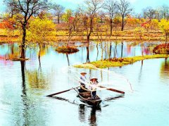 湖北罗田:特色乡村游 水上赏红叶