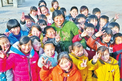 这个女子不简单 她是1200多名留守儿童的“妈妈”