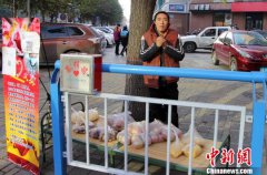 河北一父亲寒风中街头售卖土特产 为儿移植骨髓筹钱