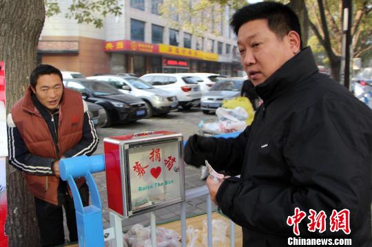 图为爱心人士进行捐款。 韩冰 摄