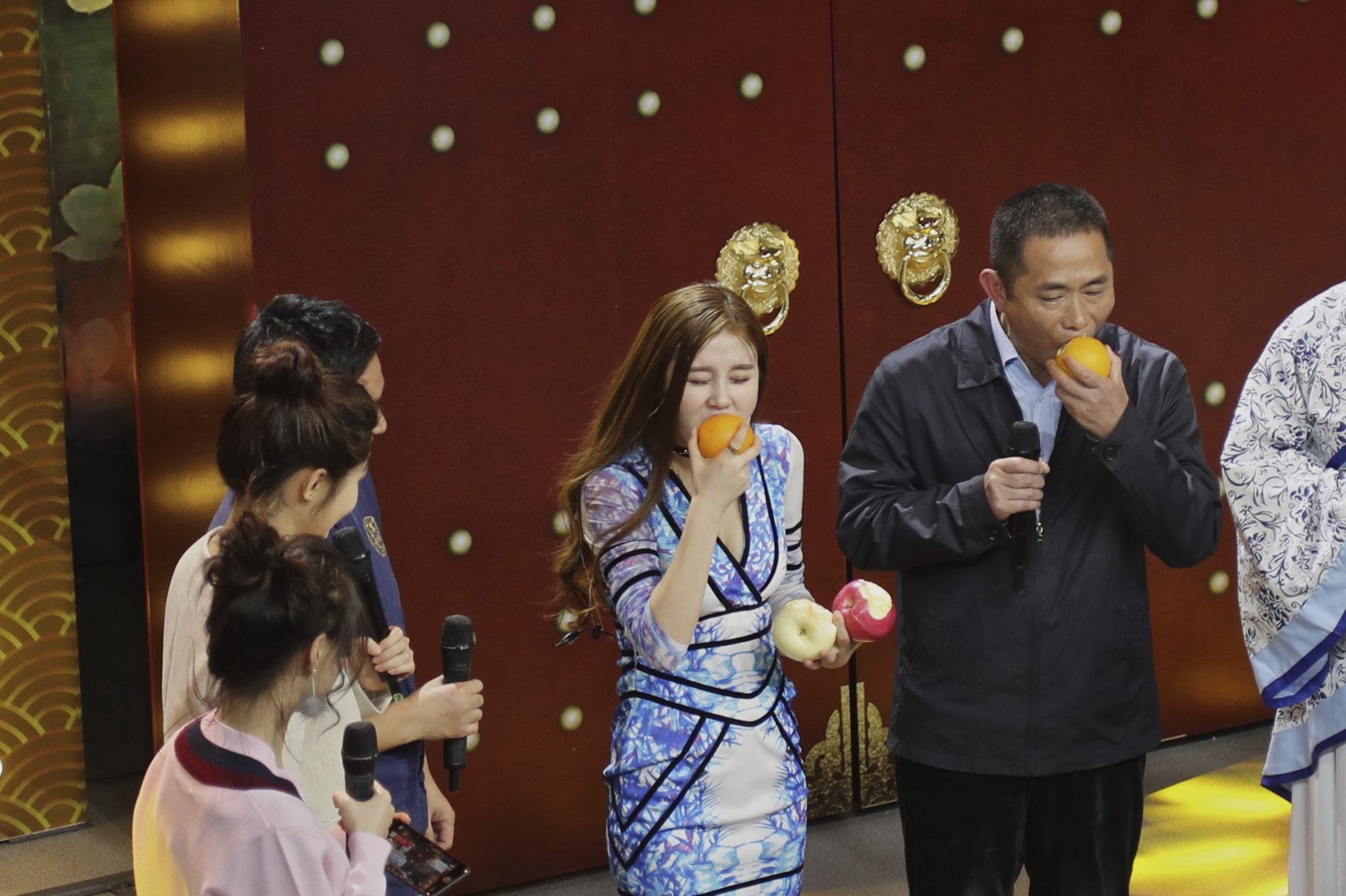 12 晚上8点44分，安远副县级干部欧阳光标正在演示生吃未剥皮的脐橙.