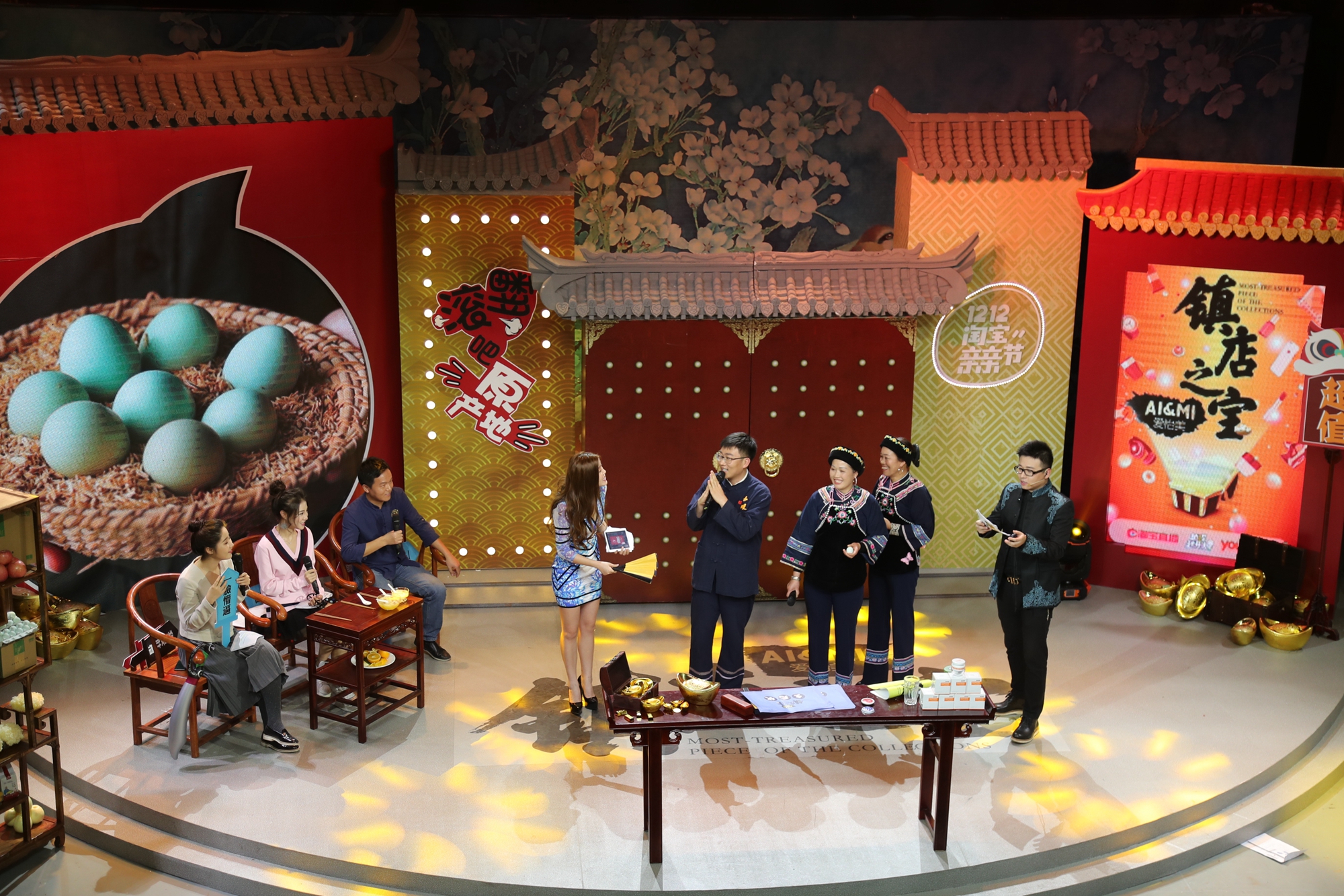 11 晚上7点38分，贵州长顺县副县长刘春晓正带着两位布依族妇女在推荐长顺的旅客鸡蛋，为了证明长顺鸡蛋的品质，他甚至生喝了一个鸡蛋。 