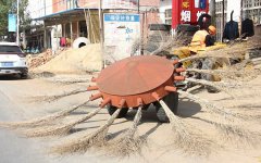 中国清洁工发明“终极”扫路机 意外引发中英网友大论