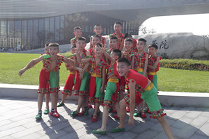 舞蹈队快乐合影.jpg