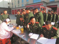 湖北十堰消防官兵无偿献血 爱心展示军人风采