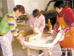 <b>浙江金华石盆夹心白糖远销海外 内地供不应求</b>