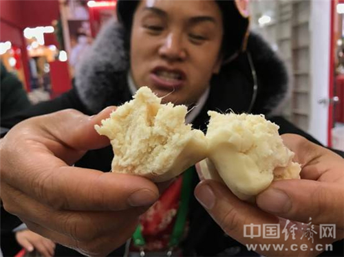 云南非物质文化遗产“水酥饼”入口即化,老师傅向中国经济网记者展示面团中的油丝,香甜绵软的口感全因这独特的传统工艺。中国经济网记者宋雅静 摄。