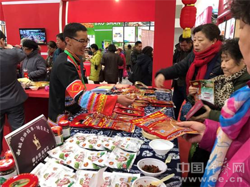 调料商向市民介绍云南特色佐料。中国经济网记者宋雅静 摄。