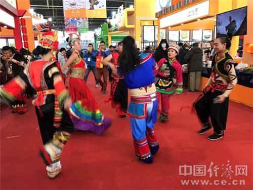 场馆内有舞者展示云南少数民族舞蹈,不少市民围观叫好。中国经济网记者宋雅静 摄。