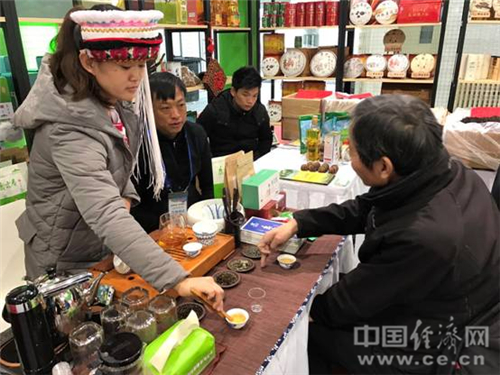 一位采购商经过多家品鉴,最终认定一款获得过特别金奖的茶叶,现场与茶商商议择日前往云南种植基地考察,展开合作。中国经济网记者宋雅静 摄。