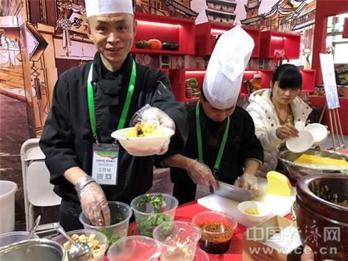 云南特色美食“豌豆粉”备受市民喜爱,厨师兴奋的向记者展示,称备下的豌豆粉都赶不上卖了,明天一定要多备点,北京市民太热情了。中国经济网记者宋雅静 摄。