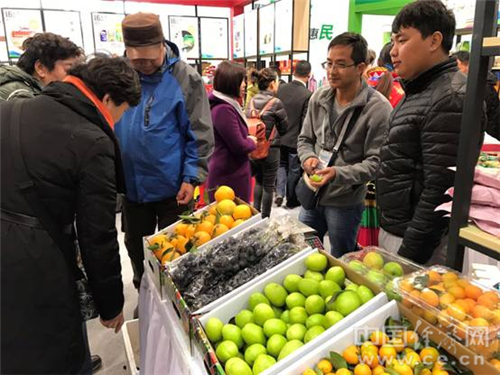 不少市民采买云南水果,鲜美水灵的高原蔬果别具风味。中国经济网记者宋雅静 摄。