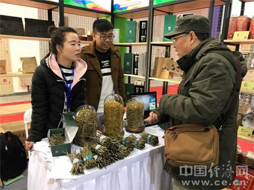 经过有机认证的云南野生高山铁皮石斛,以低于市价的优惠让利于市民,不少中老年市民积极购买,一位阿姨表示,服用效果好的会让家人于网上再采购的。 中国经济网记者宋雅静 摄。