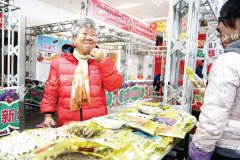 湖北十堰：首届新疆瓜果节 上百种特色瓜果原产地直供