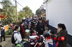 江苏南京慢城：121桌长街宴迎新年 吸引千余名游客尝美食