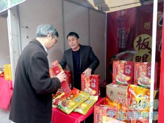 江西遂川县产业扶贫成果展示 现场购销旺市民点赞多