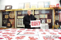 <b>湖南老艺人巧剪百鸡贺新春</b>